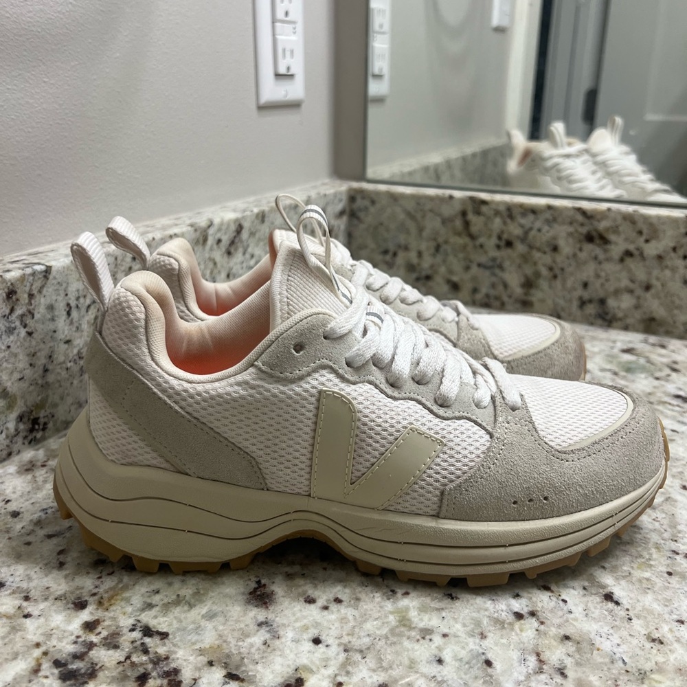 VGUC VEJA Venturi suede sneakers 8